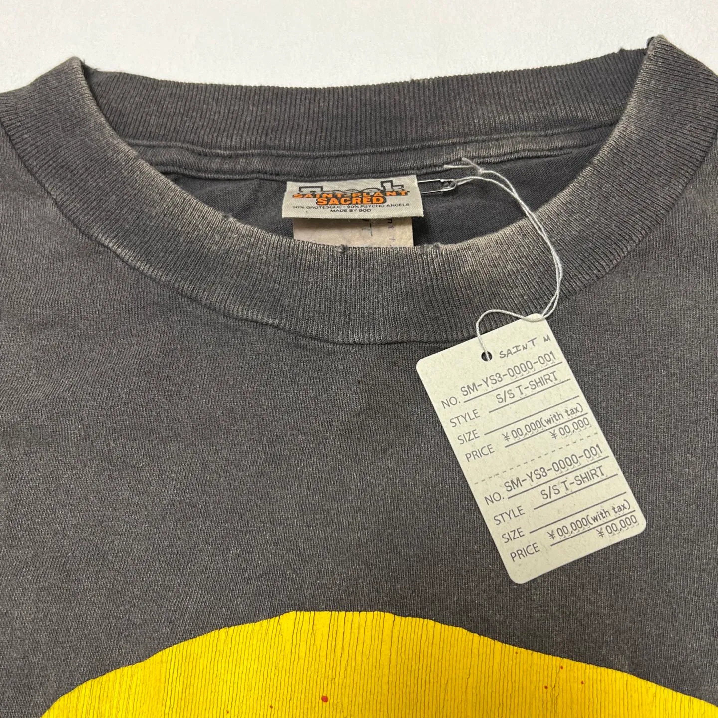 CACTUS PLANT FLEA MARKET x SAINT Mxxxxxx SMILE SS TEE/BLK CPFM co-branded model. Short-sleeved smiley face. Retro distressed TEE with four-eyed smile. Washed black S-XL. Look for the cylindrical fabric with no side seams. The open width is almost meaningless. Asut ready-made garments are dyed. The whole piece is sprayed and faded. The collar and cuffs are frayed. Many people hang it. Over-heavy work. Customized CPFM co-branded main mark/wash mark/with little angel for anti-counterfeiting